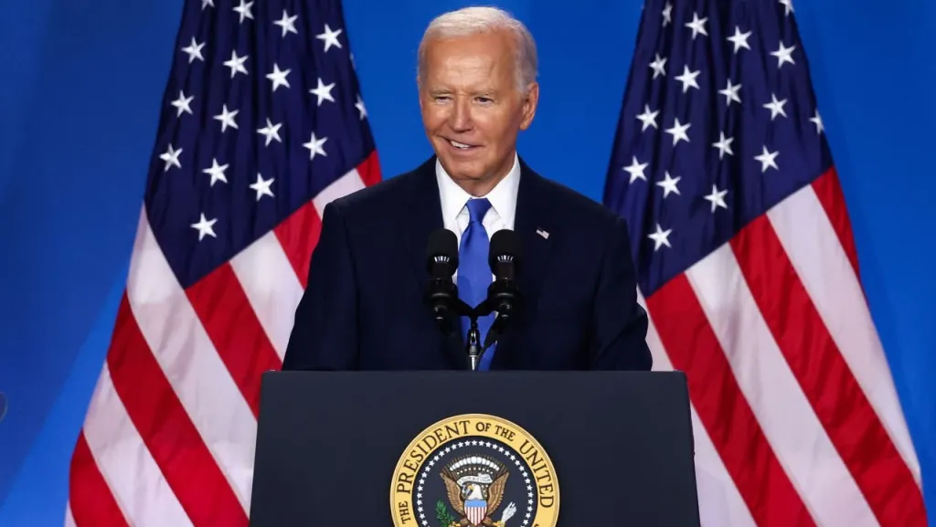 Jeffries no ofrece respaldo a Biden tras reunirse