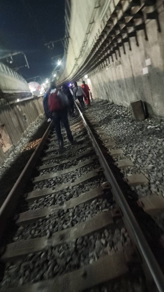 Cae catenaria en la Línea A y colapsa el servicio entre Santa Martha y La Paz