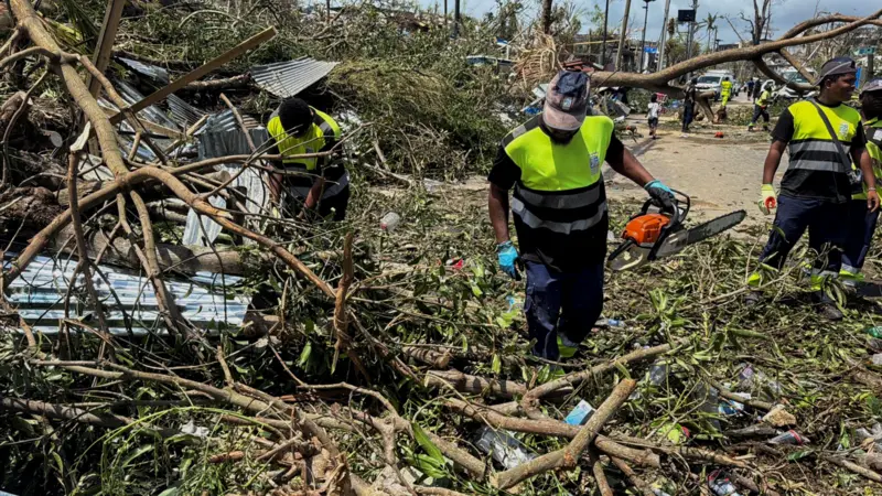 Francia teme cientos de muertos por el peor ciclón en 90 años