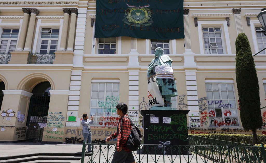 Estudiantes bloquean acceso a personal administrativo al Edificio de Rectoría de la UAEMéx