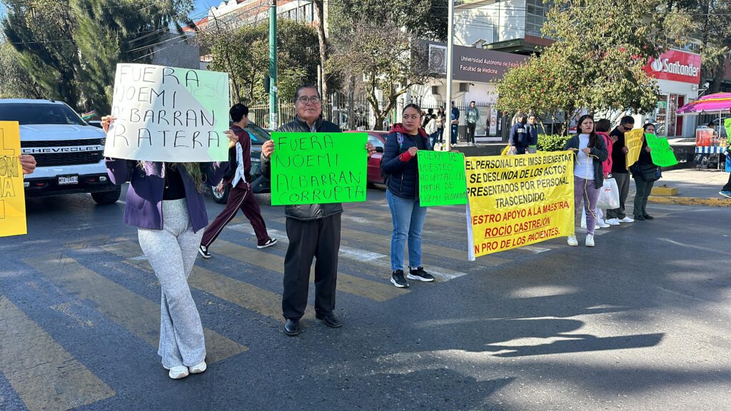 Cierra paseo Tollocan personal médico del hospital “Mónica Pretelini Sáenz”