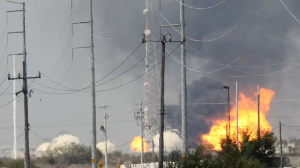 Incendio en refinería de Pemex en el sureste de México deja cinco muertos
