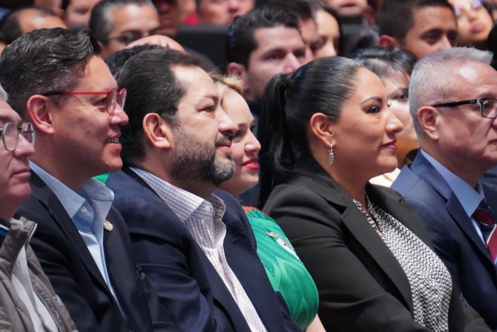 Congresistas asisten al anuncio del partido de México rumbo al Mundial
