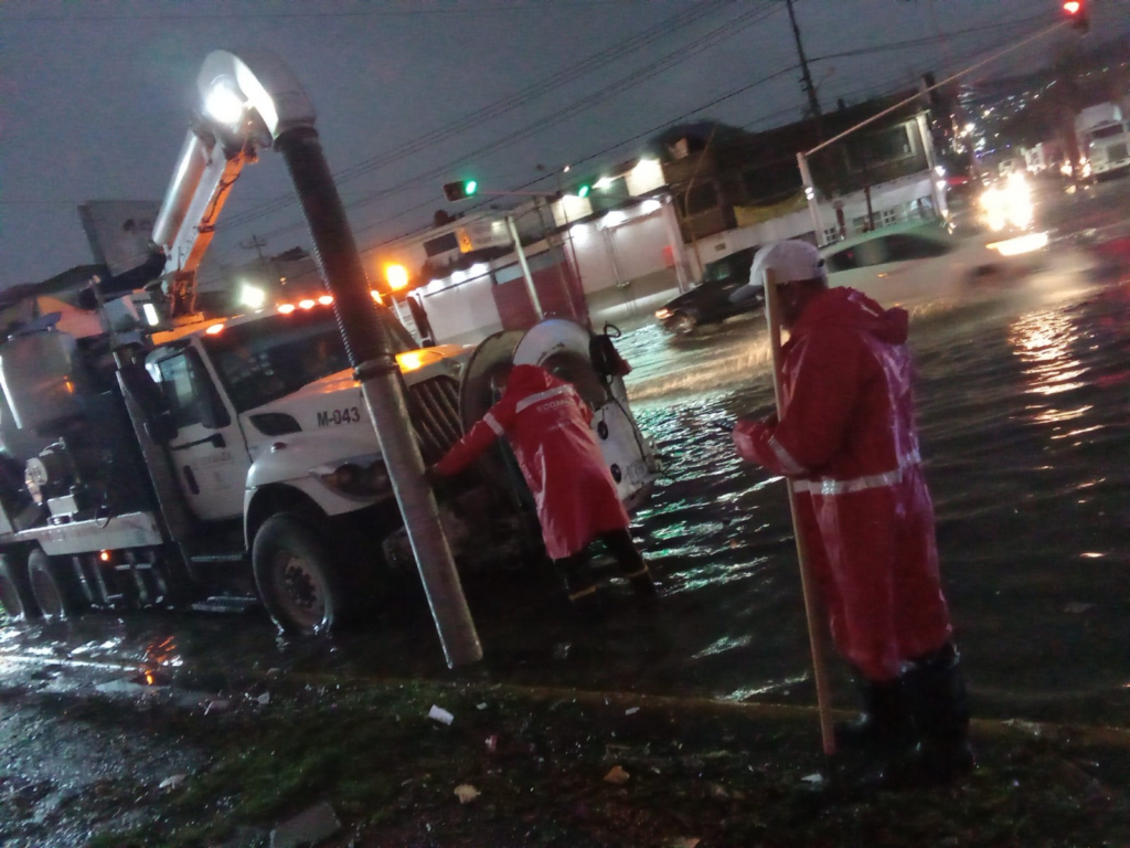 Concluye Grupo Tláloc labores de limpieza en vialidades afectada por lluvia y granizo en Ecatepec