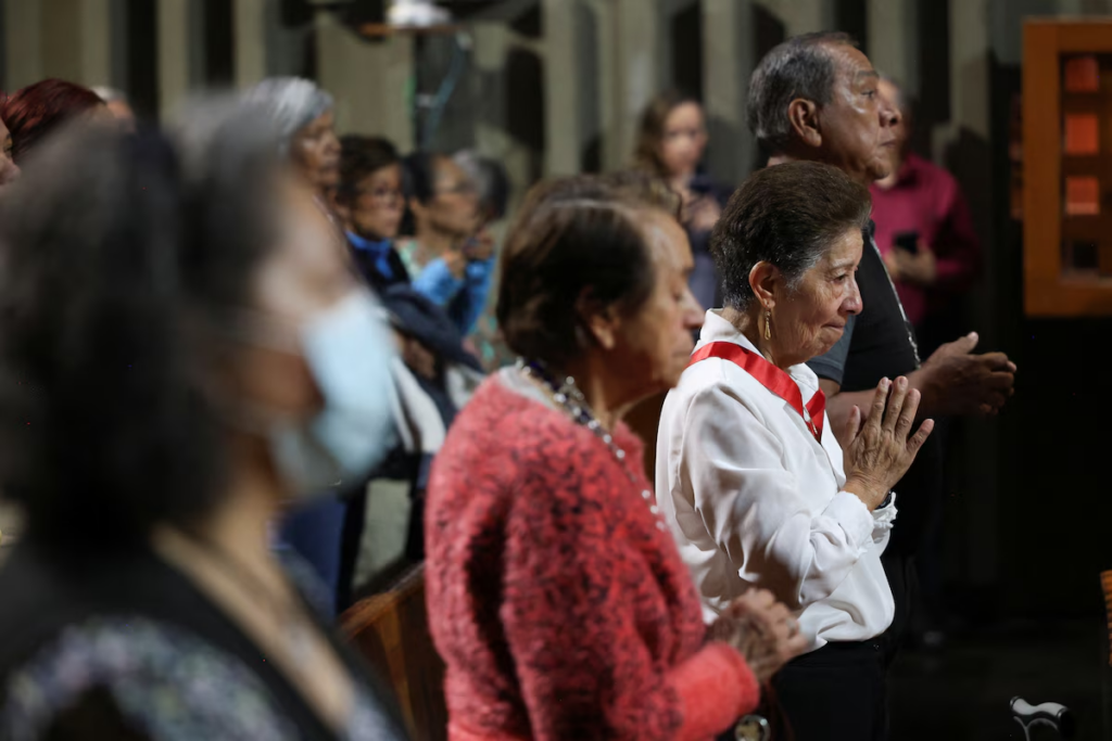 Fieles rezan por la salud del papa Francisco