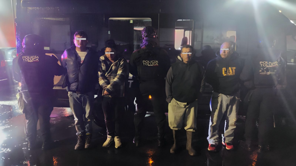 Policía de Toluca detiene a cuatro por disparos al aire en Tecaxic