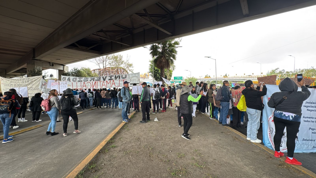 Maestros bloquean vialidades en Ecatepec y Texcoco; comienzan concentraciones en otros puntos del Valle de México
