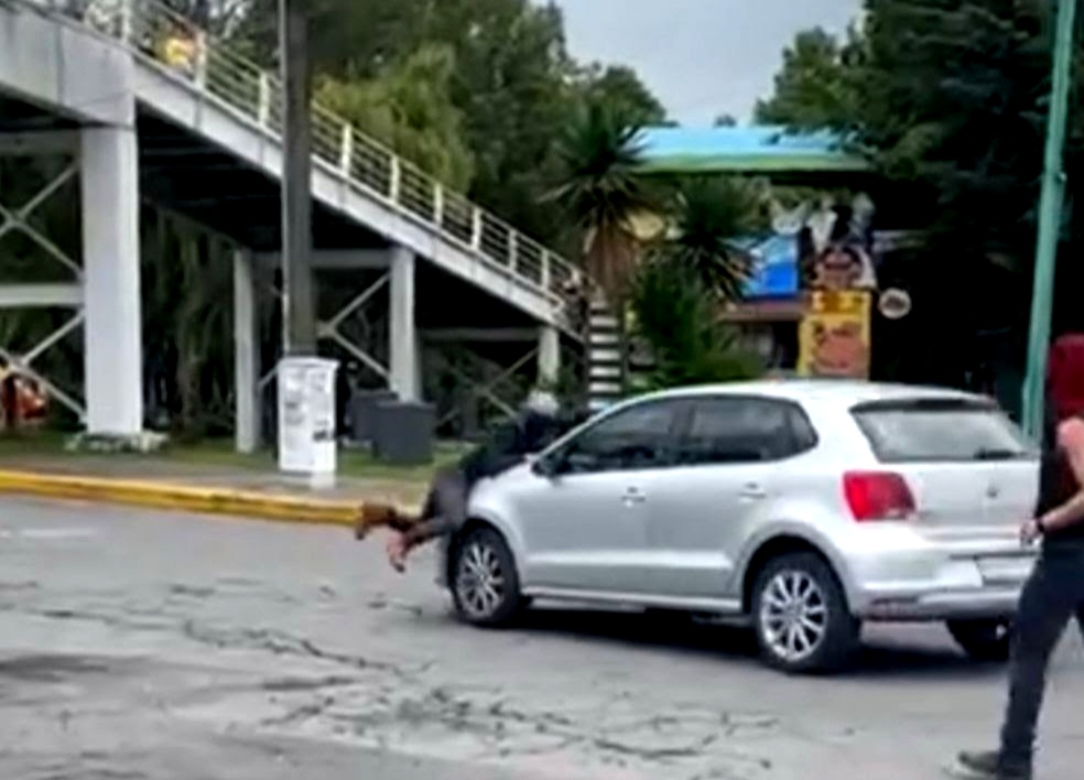 Estudiante es embestido por un vehículo durante protesta estudiantil en Toluca