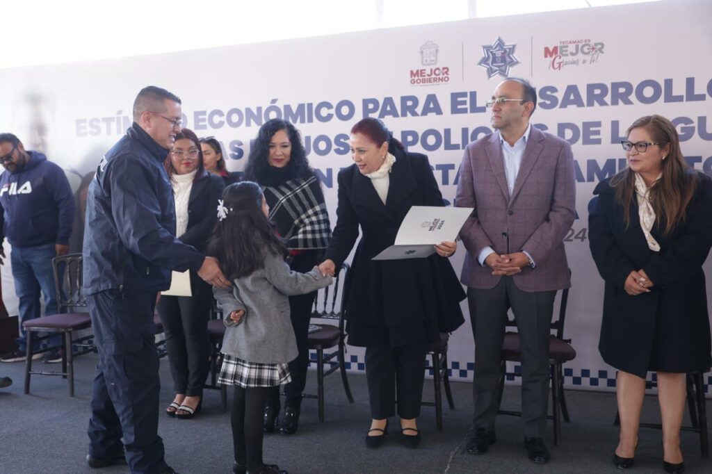 Entrega gobierno de Tecámac estímulos económicos a 228 hijos estudiantes de policías