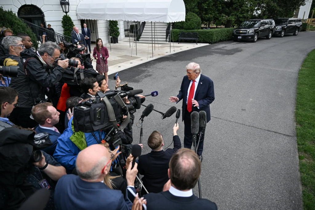 Trump y sus aliados han trazado un plan para atacar a grupos liberales