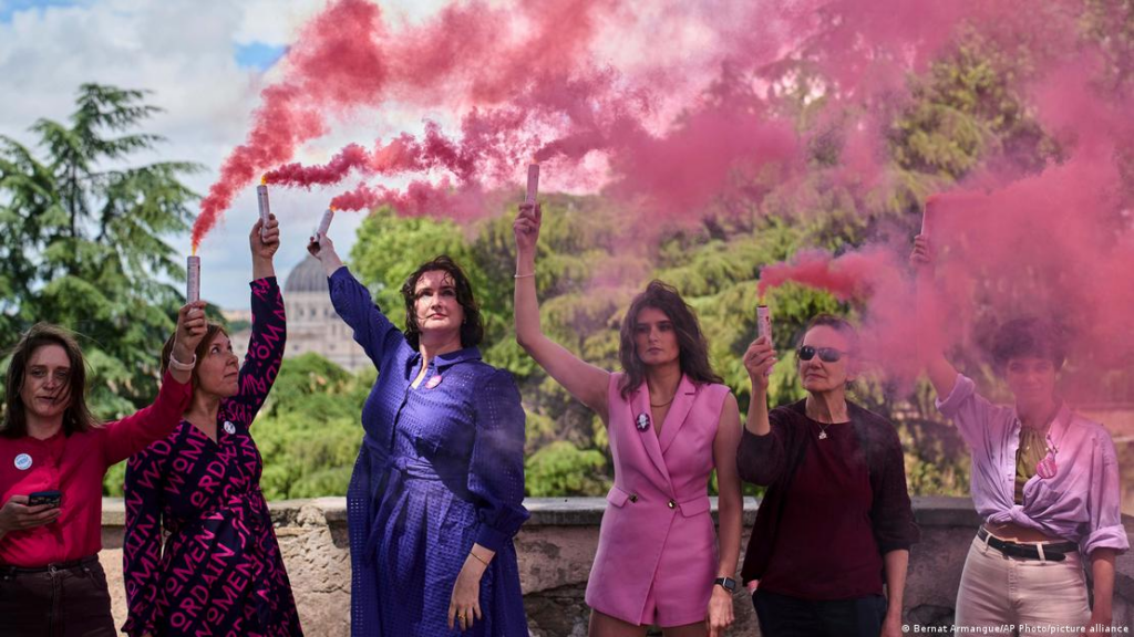 Comisión vaticana vota contra mujeres diaconisas católicas