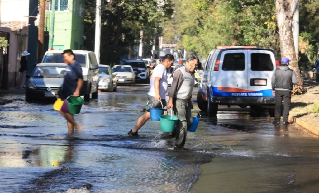 Una fuga de agua provoca afectaciones en viviendas en Azcapotzalco