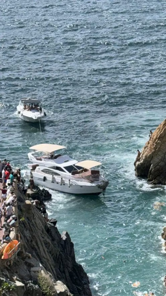 Así fue el momento exacto en el que un yate se hundió en las costas de Acapulco