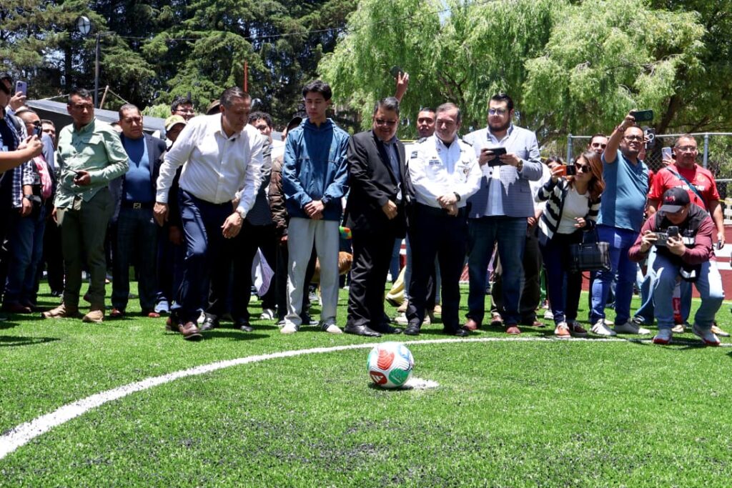 Ricardo Moreno entrega cancha de futbol rápido en Parque Ecológico El Seminario