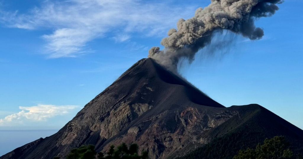 Evacúan a personas de tres aldeas en Guatemala por la actividad del Volcán de Fuego