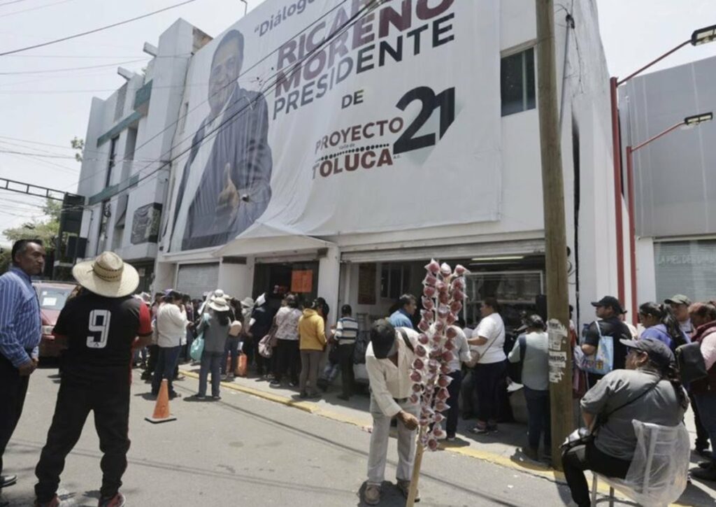 Exigen pago prometido observadores de casilla de Morena en Toluca