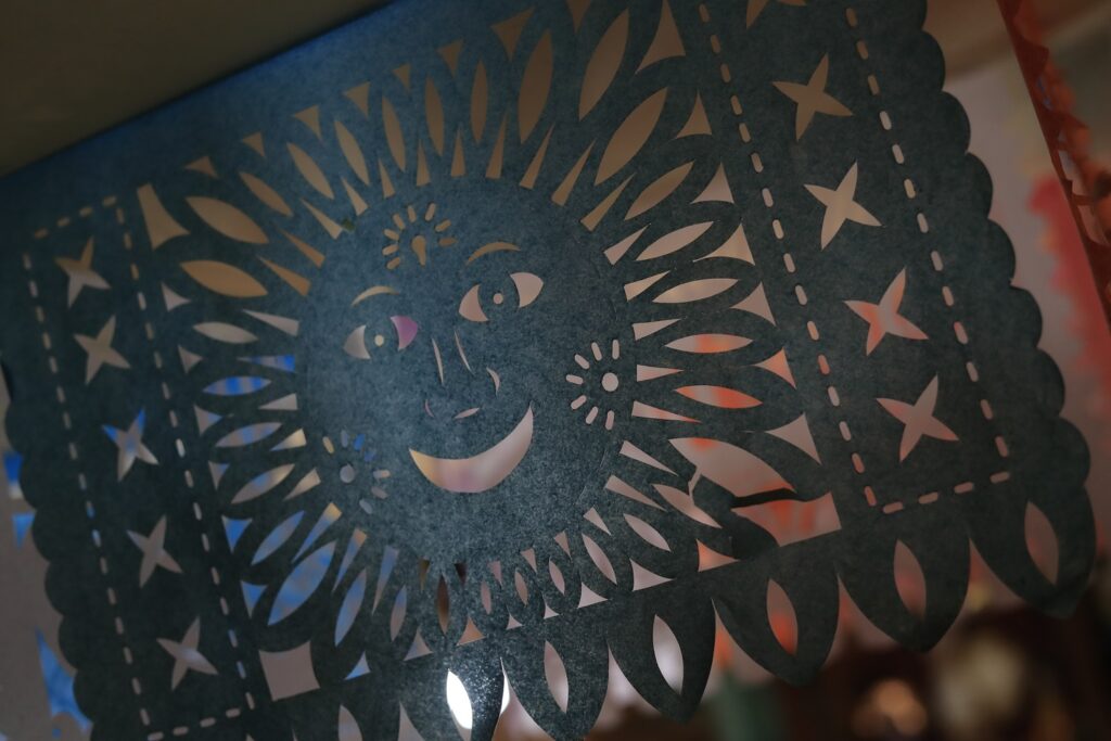 Técnica ancestral de papel picado distingue al Edoméx