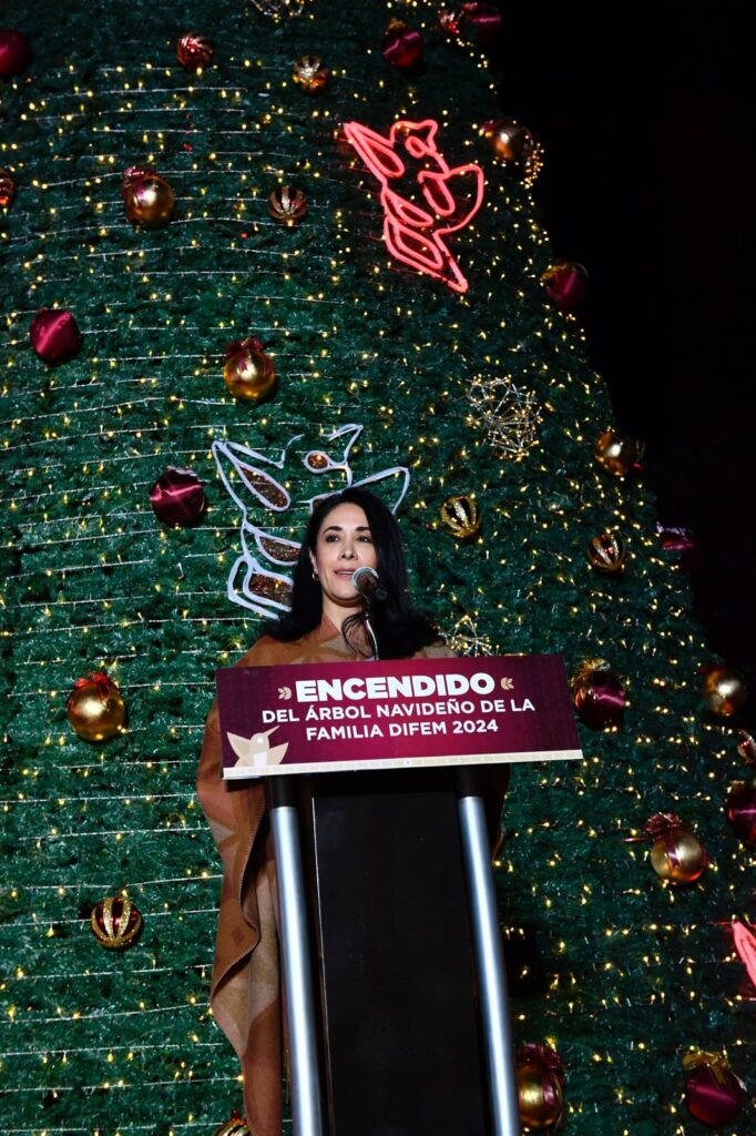 Fomenta DIFEM  la esperanza en las familias mexiquenses con el tradicional encendido del Árbol de Navidad