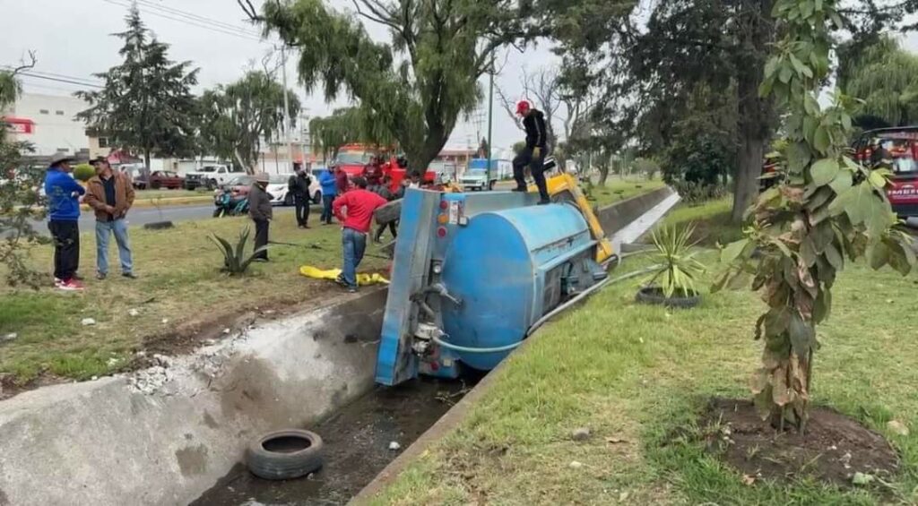 Pipa de agua vuelca sobre un canal de desagüe en la Calzada al Pacífico en Toluca