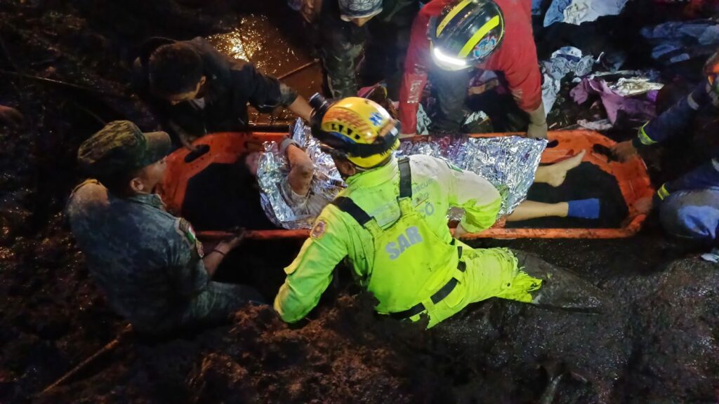 Rescatan vivas a tres personas que fueron sepultadas por deslave en Jilotzingo; hay una menor fallecida y ocho casas afectadas