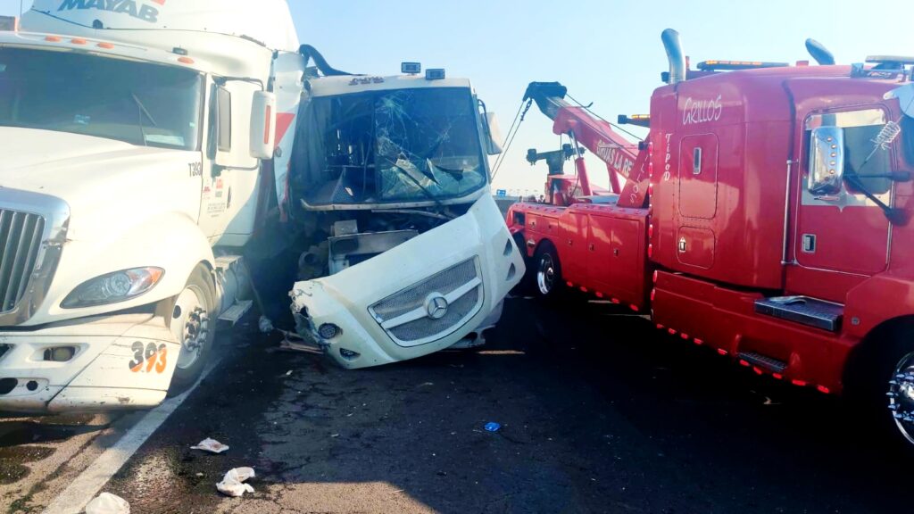 Un pasajero prensado y otros 17 lesionados, saldo de choque de autobús de pasajeros y tráiler