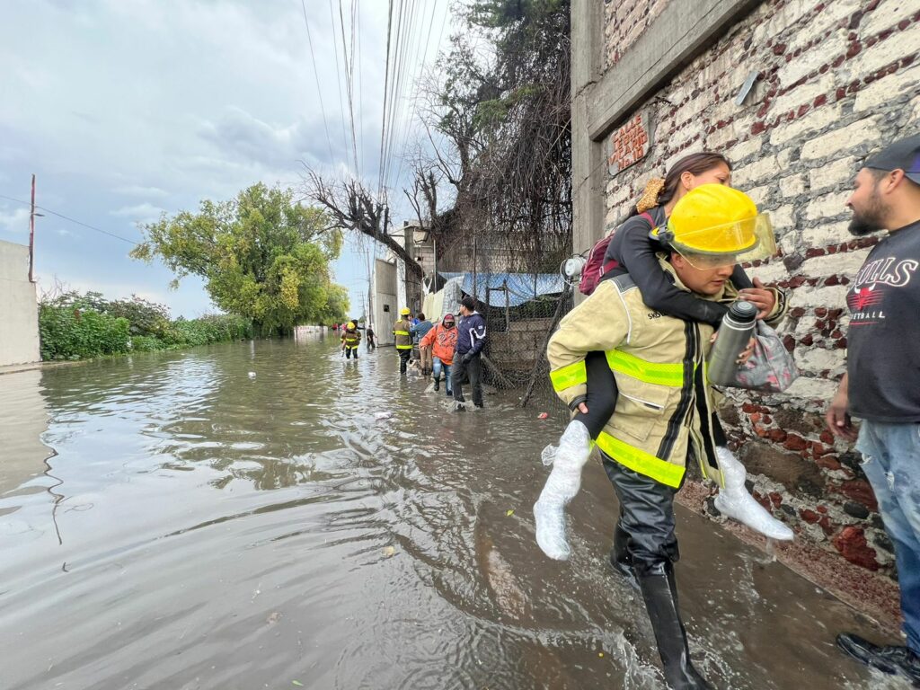 Atiende Protección Civil y Bomberos afectaciones por la fuerte
lluvia en Tecámac