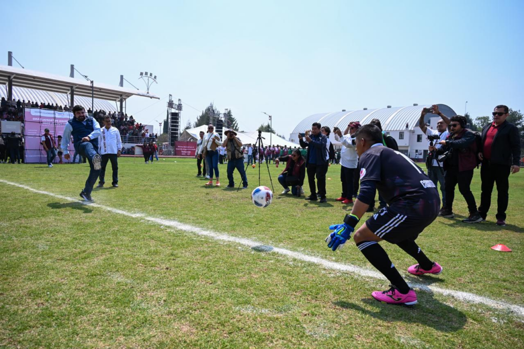 El futbol une a las familias mexiquenses en espacios públicos rehabilitados