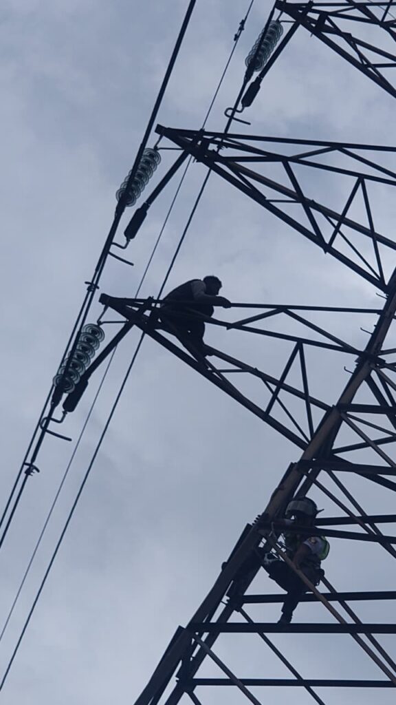 Rescatan a hombre que subió a torre de alta tensión en Ecatepec para suicidarse