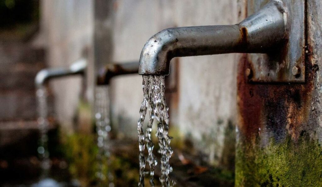 Fugas no atendidas en La Paz desperdician hasta el 30% del agua potable