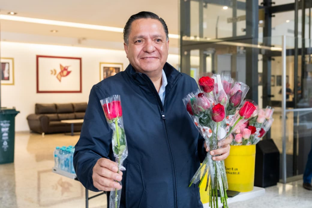 Conquistan Juan Gabriel y la OFiT el corazón de las mamás de Toluca