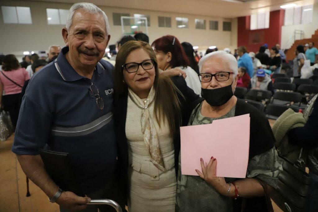 Entrega testamentos alcaldesa de Tecámac; beneficia a 760 familias