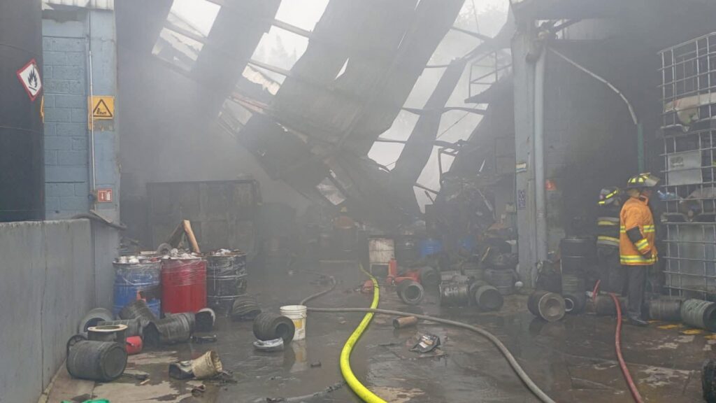 Se registra incendio en bodega de residuos industriales en Tultitlán