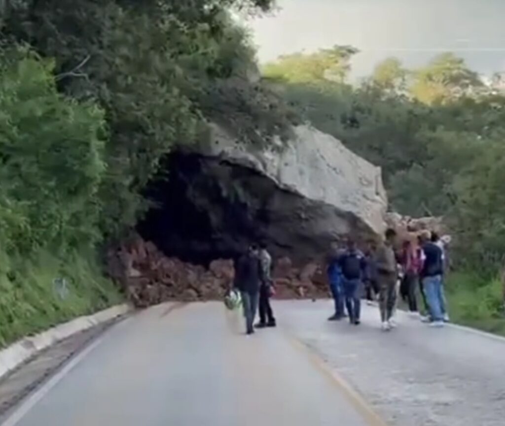 Derrumbe en la carretera Ixtapan–Coatepec Harinas deja cinco lesionados