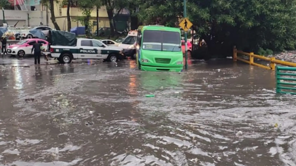 Fuerte tormenta deja grandes estragos en el sur de la CDMX