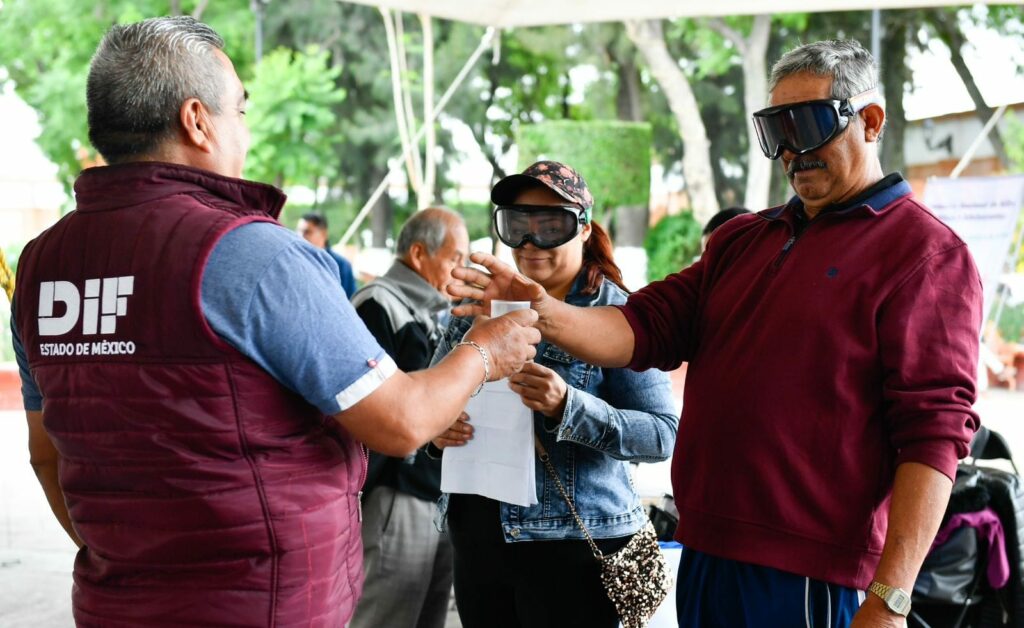 Entregan en Edoméx credencial nacional para personas con discapacidad