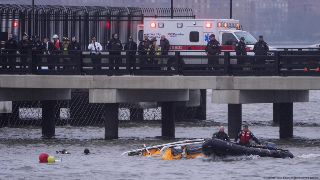 Familia española muere en helicóptero al caer en el río Hudson