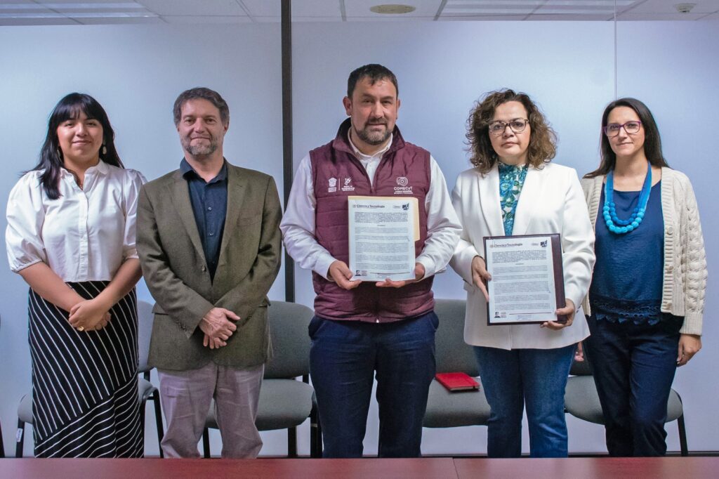 Anuncian becas para que mexiquenses estudien posgrados en el extranjero con hasta 300 mil pesos anuales