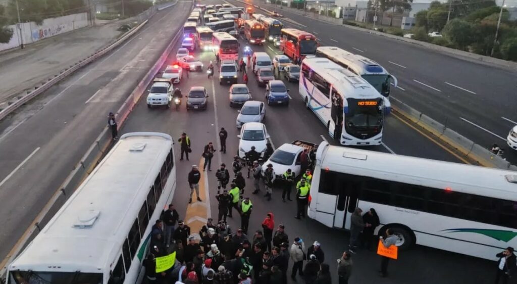 Transportistas liberan la México-Puebla tras acordar mesa de diálogo por inseguridad