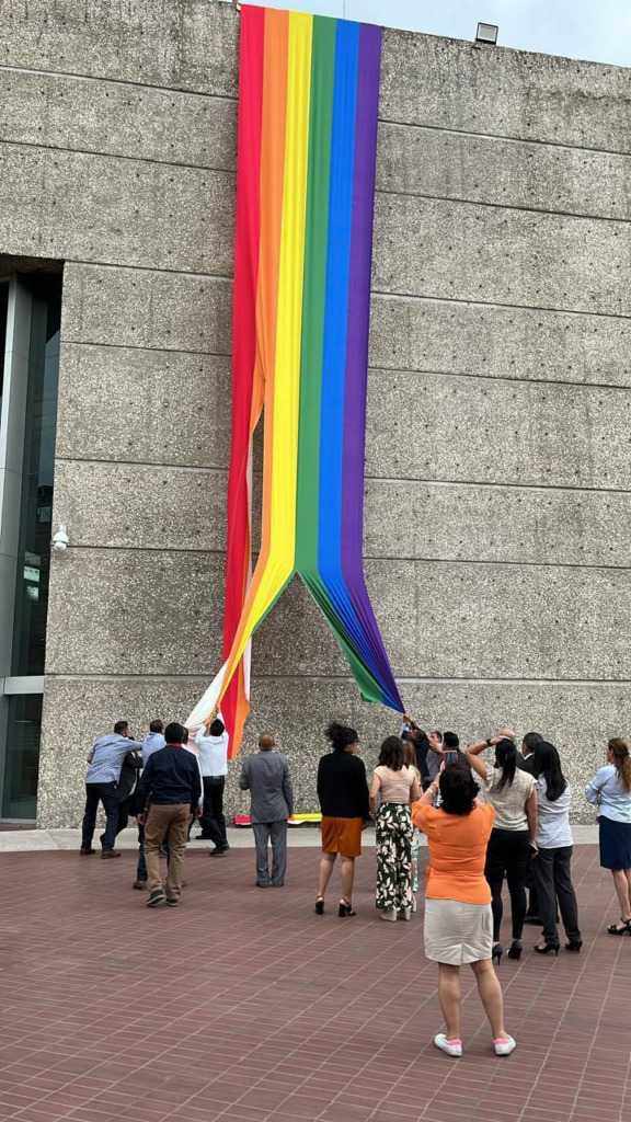 Sindicato quita bandera LGBT+ de edificio de Infonavi