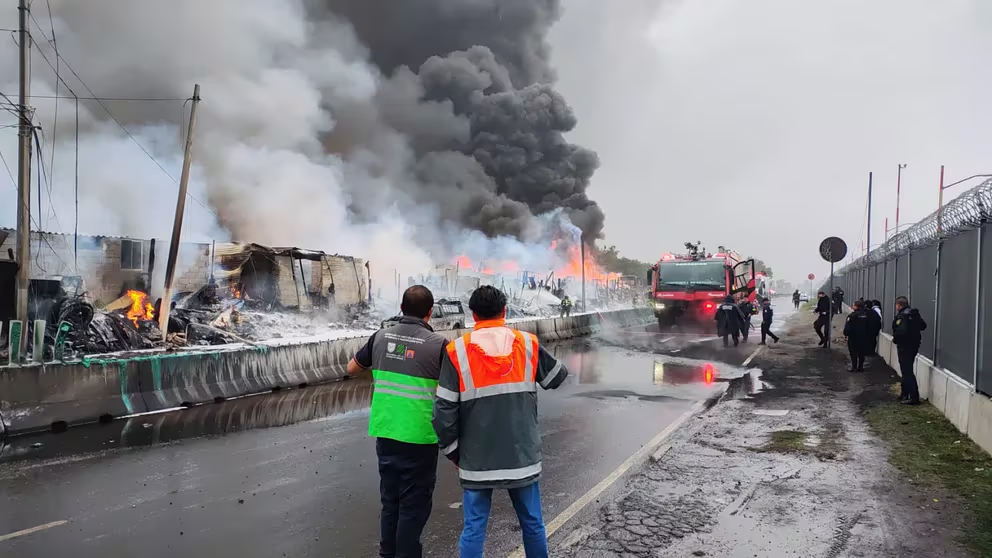 Incendio por área del AICM; siniestro afecta viviendas