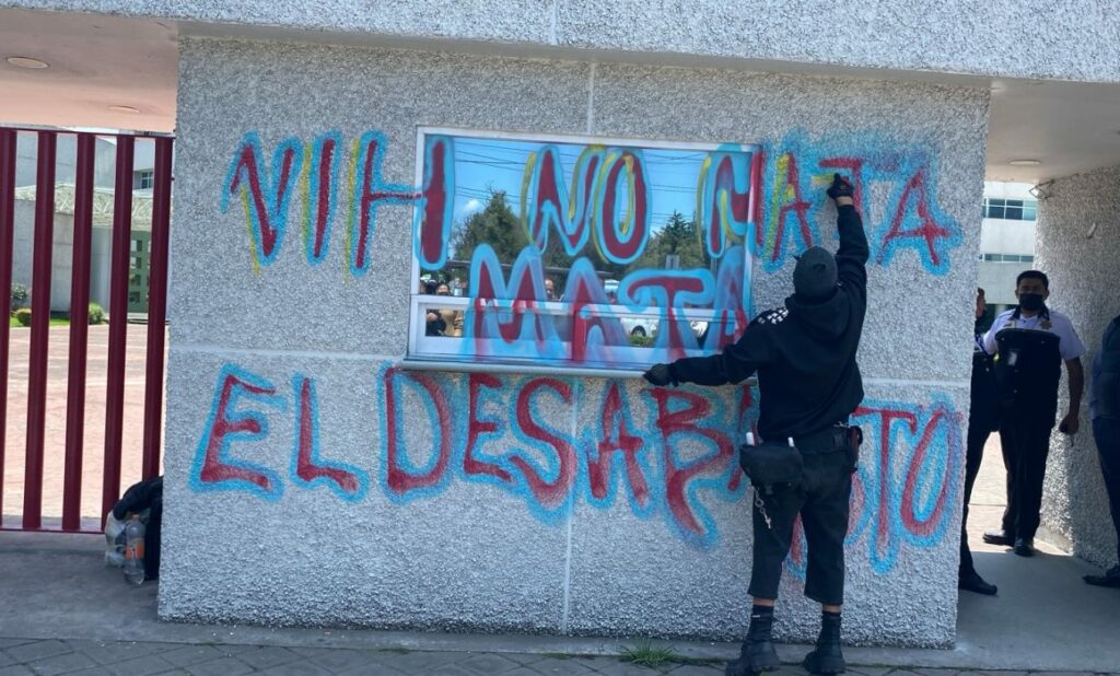 Protestan por desabasto de antirretrovirales en el Issemym de Toluca