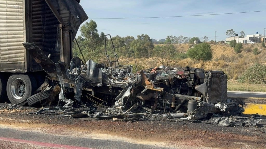 Chocan dos tractocamiones en la carretera Texcoco – Calpulalpan; hay un herido