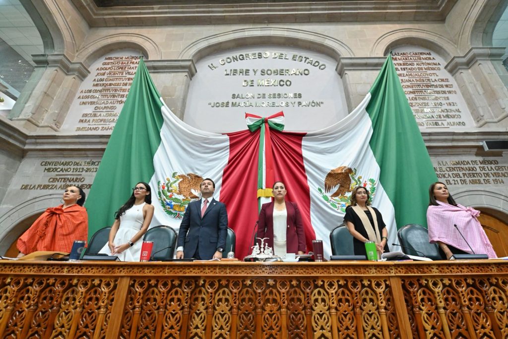 Guarda Congreso local minuto de silencio por víctimas en Atlacomulco