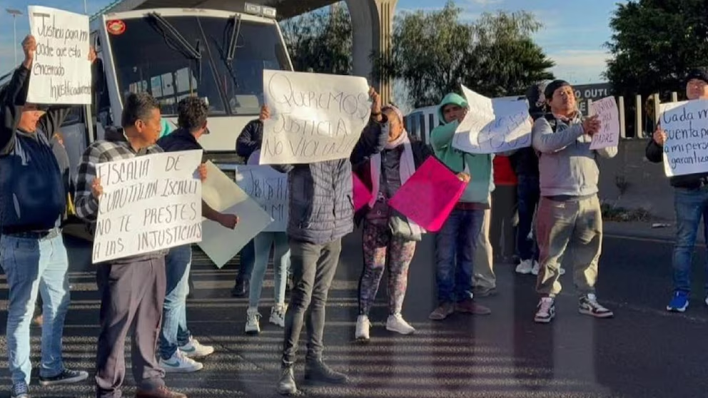 Cierran acceso de autopista México-Querétaro; cientos de automovilistas afectados