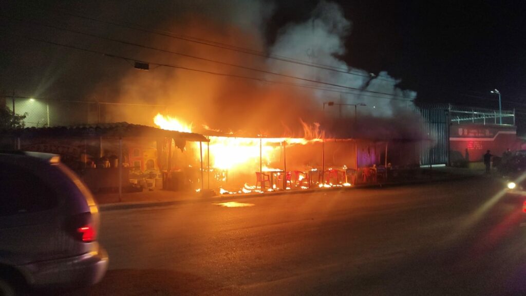 Bomberos atienden incendio en taquería de Ecatepec