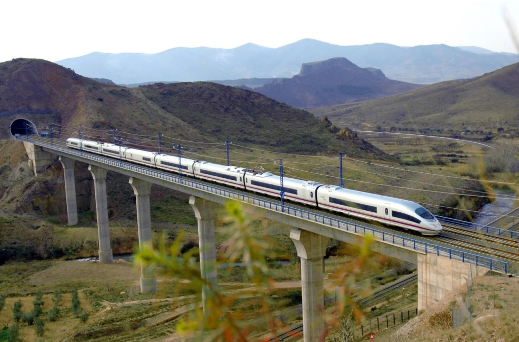 Proyecto ferroviario de 255 km conectará la capital del país y el estado de Querétaro