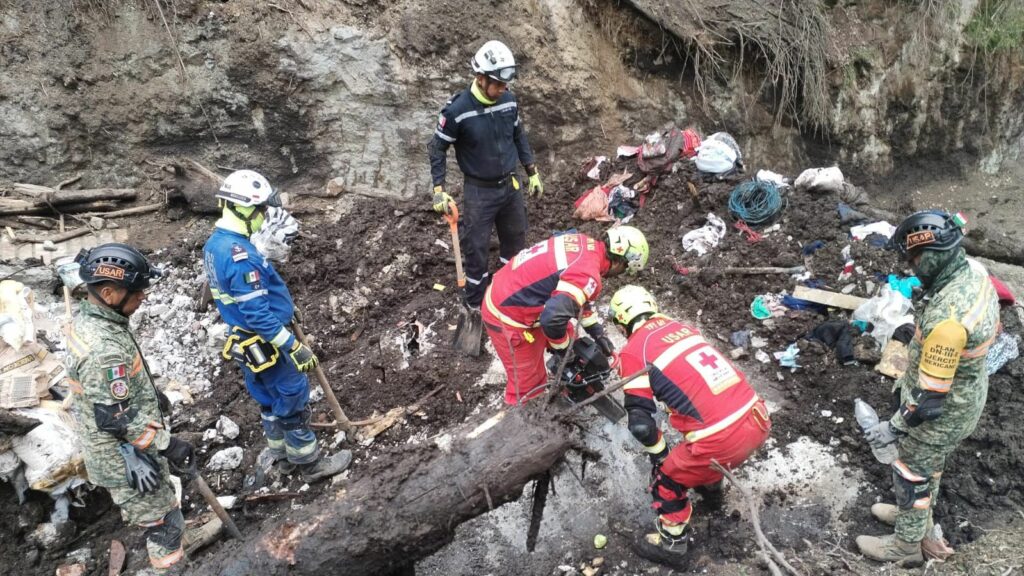 Suman nueve fallecidos tras deslave de cerro en Jilotzingo