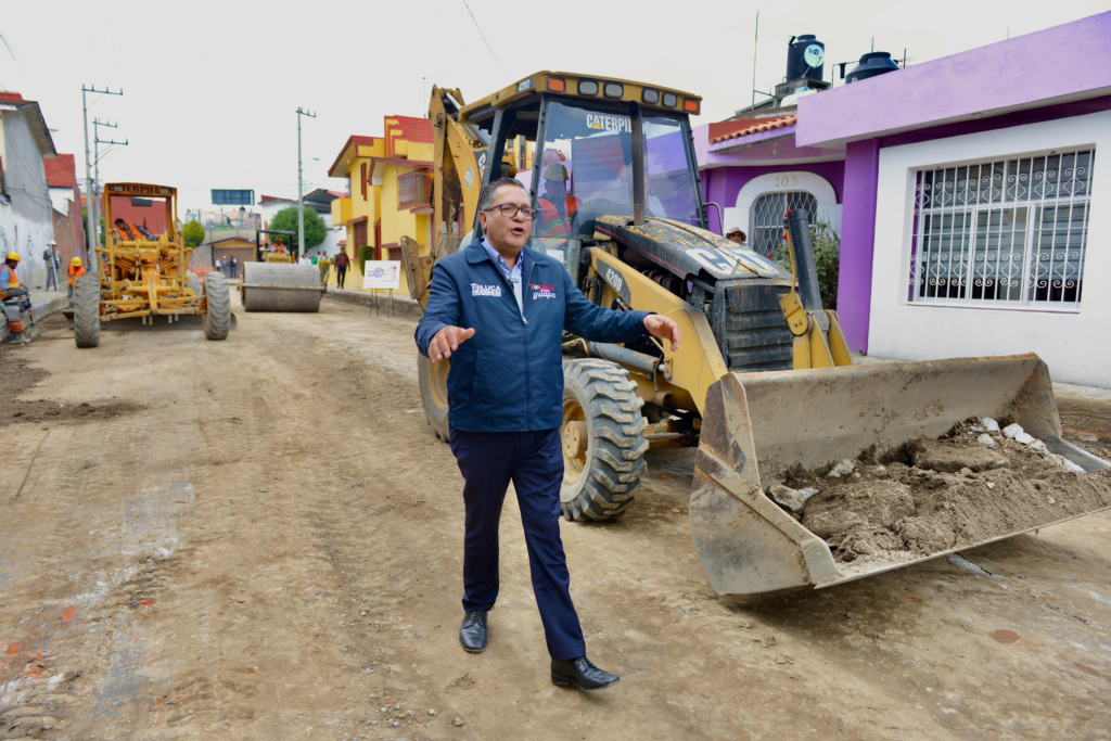 Supervisa Ricardo Moreno aplicación de concreto ecológico en avenidas de Toluca