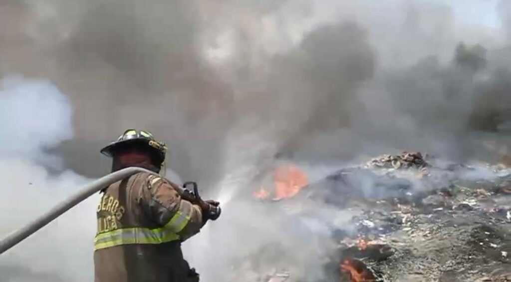 Bomberos de Toluca controlan incendio en Santa María Totoltepec