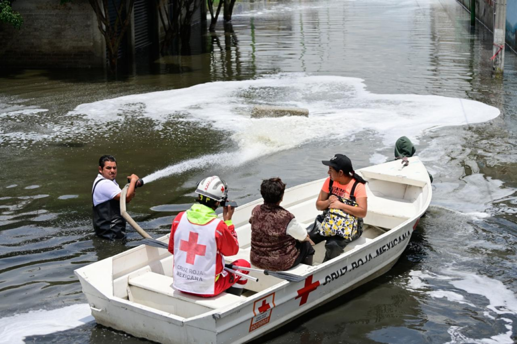 Combate GEM olores e infecciones con biotecnología en zona afectada por lluvias en Chalco